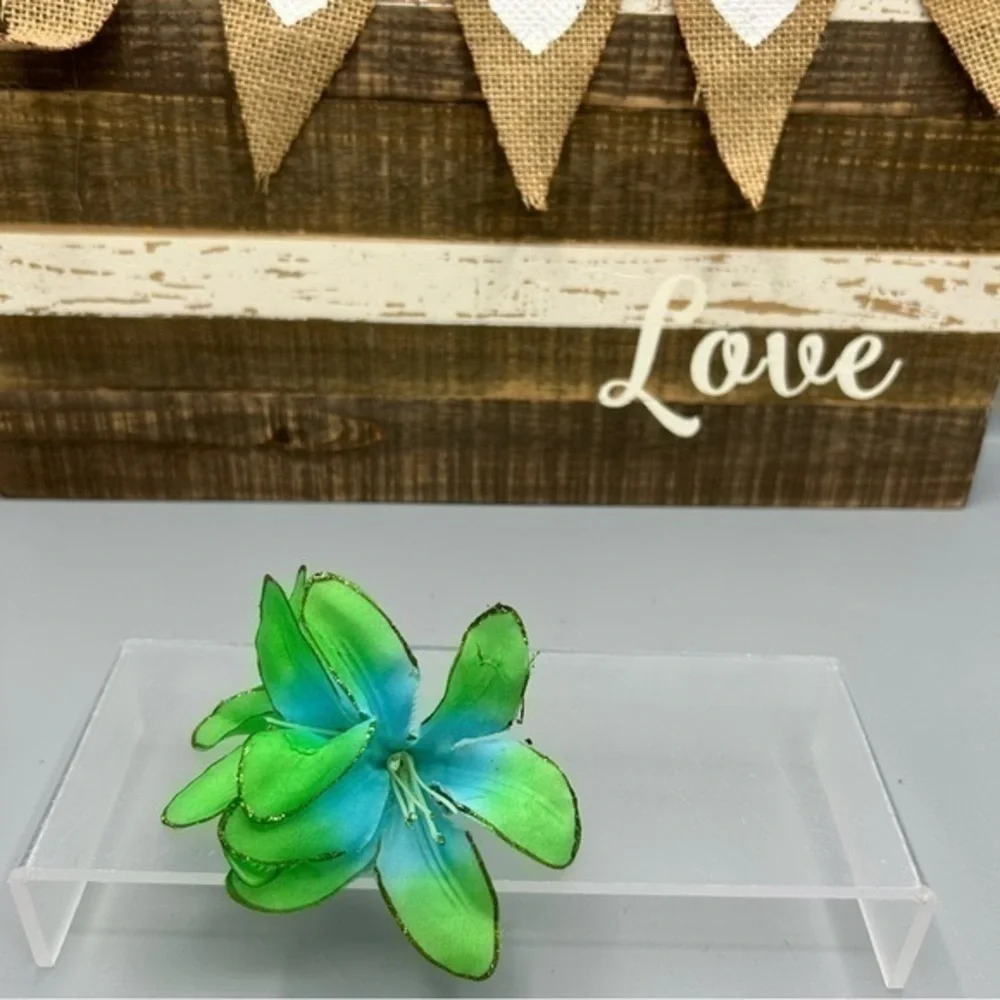 ✨NWOT Hawaiian Flower hair clip accessory